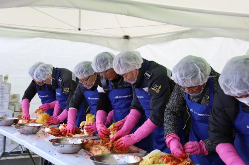 231201 군산해경, ‘사랑의 김장 나눔 행사’ 참여로 지역사회 온기 전해 사진3