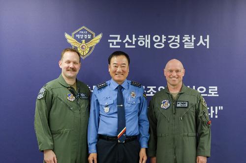 231219 美 공군 조종사 구조한 군산해경... 감사의 뜻 전달 받아 사진2