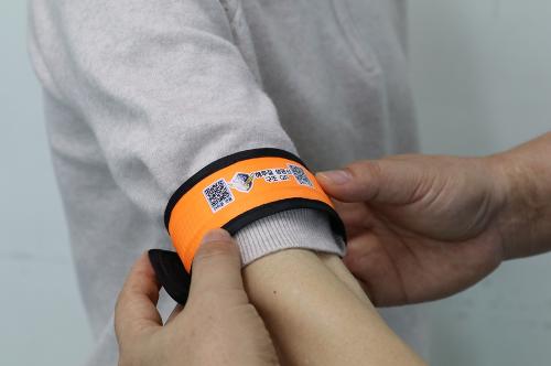 250630  전국최초 해루질 안전 손목밴드 도입 사진2