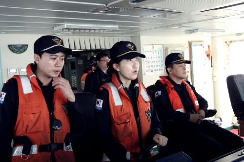 슈퍼우먼. 원더우먼~ 그들은 해양경찰입니다. 1