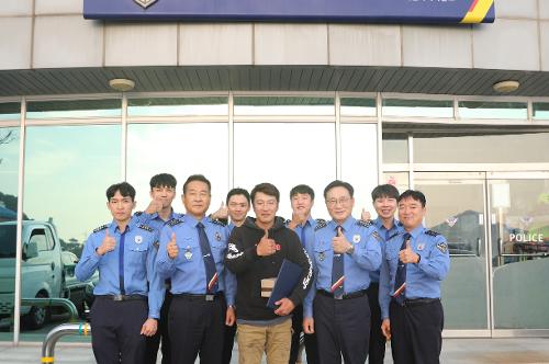 241028 인천해경, 좌초된 낚시어선 인명 구조한 선장에 감사장 수여 사진1