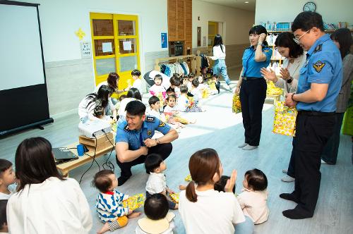 (240502) 어린이날 맞이 제주청 직장 어린이집 원아 선물 증정 사진1