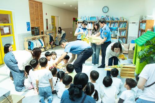 (240502) 어린이날 맞이 제주청 직장 어린이집 원아 선물 증정 사진2