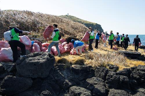 (251106) 제주청 민·관 협업 차귀도 정화활동(진에어) 16