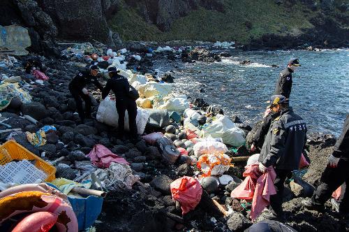 (251106) 제주청 민·관 협업 차귀도 정화활동(진에어) 24