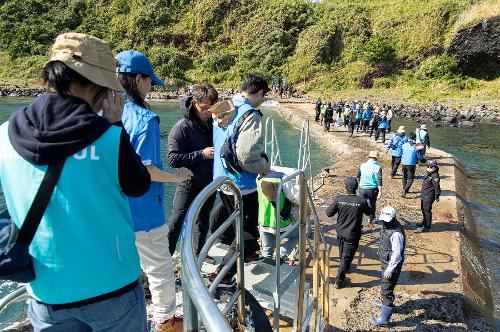 (251106) 제주청 민·관 협업 차귀도 정화활동(진에어) 8