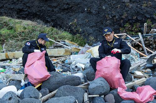 (251106) 제주청 민·관 협업 차귀도 정화활동(진에어) 26