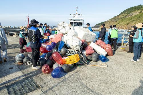 (251106) 제주청 민·관 협업 차귀도 정화활동(진에어) 7