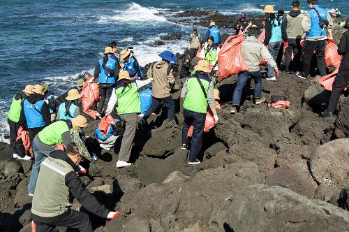 (251106) 제주청 민·관 협업 차귀도 정화활동(진에어) 15
