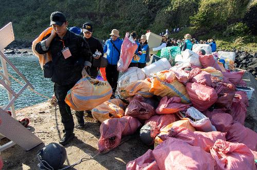 (251106) 제주청 민·관 협업 차귀도 정화활동(진에어) 5