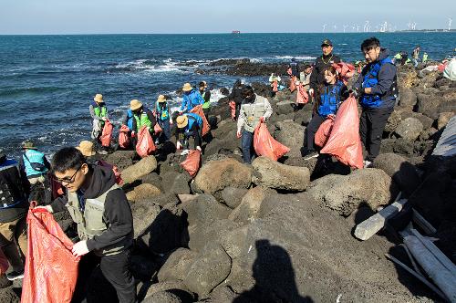 (251106) 제주청 민·관 협업 차귀도 정화활동(진에어) 14