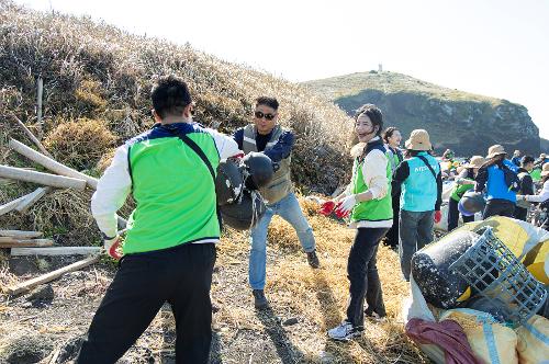 (251106) 제주청 민·관 협업 차귀도 정화활동(진에어) 17