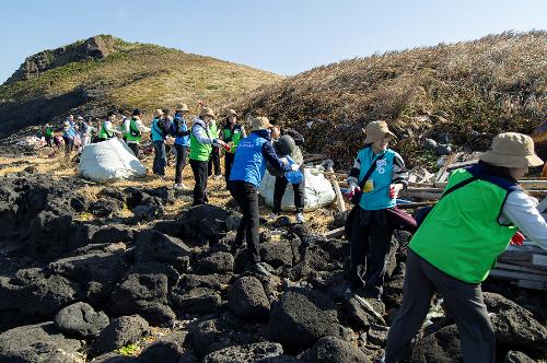 (251106) 제주청 민·관 협업 차귀도 정화활동(진에어) 18