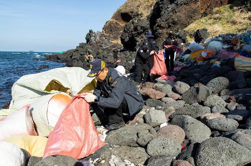 (251106) 제주청 민·관 협업 차귀도 정화활동(진에어) 25