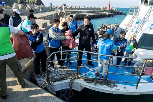 (251106) 제주청 민·관 협업 차귀도 정화활동(진에어) 6