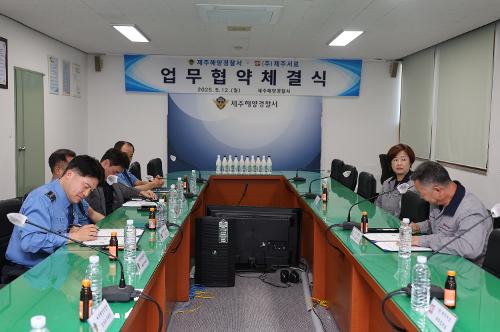 250512-제주해경_ 제주서로(한라산막걸리)와 해양안전문화 업무협약 사진2
