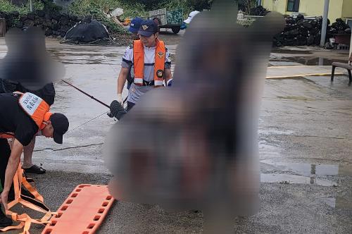 251019-비양도 낚시 관광객 무릎부상,신속대응으로 안전이송 2