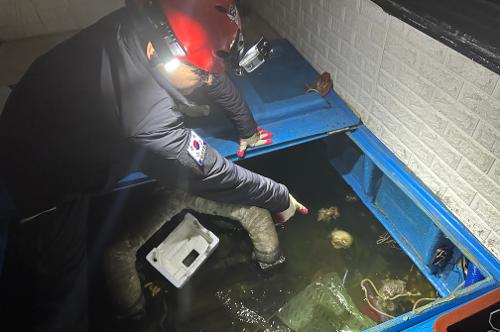 251023-추자 신양항 내 기관실 침수선박 발생 2