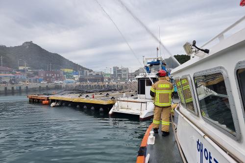 251112-화염보다 빠르게! 해경소방 합동으로 어선화재 완벽대응 훈련
