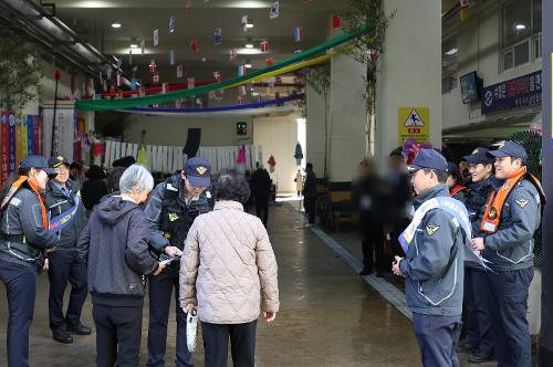 260319-풍어의 시작은 안전부터... 풍어제 현장 ‘구명조끼 입기’ 캠페인 전개 2