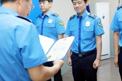 중부해경청, 해양경찰의 날 70주년 기념 정부포상·표창장 수여식(23.9.8.) 사진7