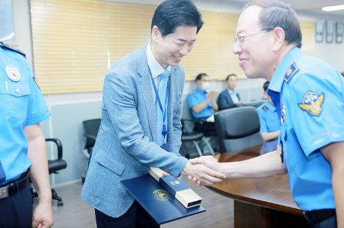 중부해경청, 해양경찰의 날 70주년 기념 정부포상·표창장 수여식(23.9.8.) 사진4