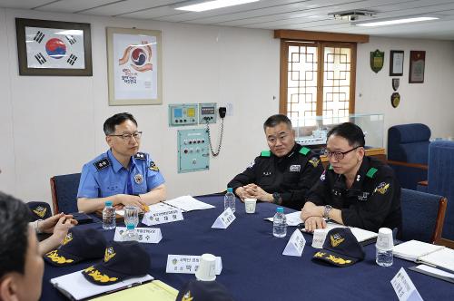 중부해경청장, 불법 외국어선 단속현장 격려 및 해상종합훈련 참관(0519) 8