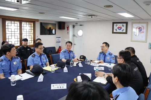 중부해경청장, 불법 외국어선 단속현장 격려 및 해상종합훈련 참관(0519) 5