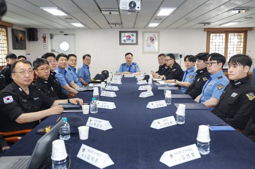 중부해경청장, 불법 외국어선 단속현장 격려 및 해상종합훈련 참관(0519) 9