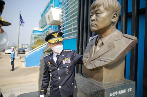 220316-순직 해양경찰관 흉상 참배(당신들이 있어서 오늘의 우리가 있습니다.) 사진2