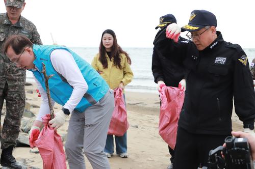 230526-바다의날 기념 민관군 합동 해양정화활동 사진2