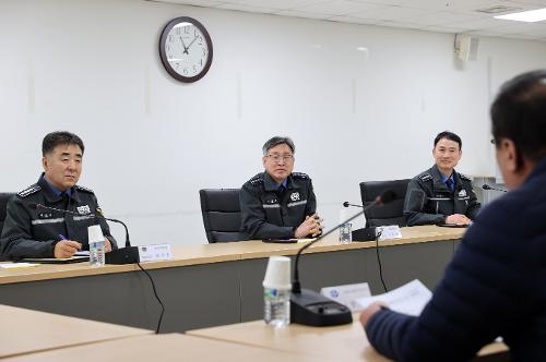 240205_김종욱 해양경찰청장, 노량진 수산시장 방문 사진2