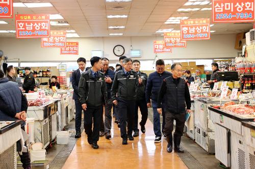 240205_김종욱 해양경찰청장, 노량진 수산시장 방문 사진4