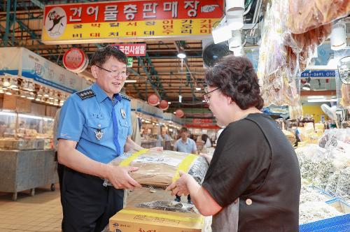 250930_김용진 해양경찰청장, 추석맞이 전통시장 방문 1