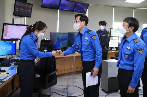 윤성현 남해해경청장 항공순찰 및 부산신항VTS 현장점검 3
