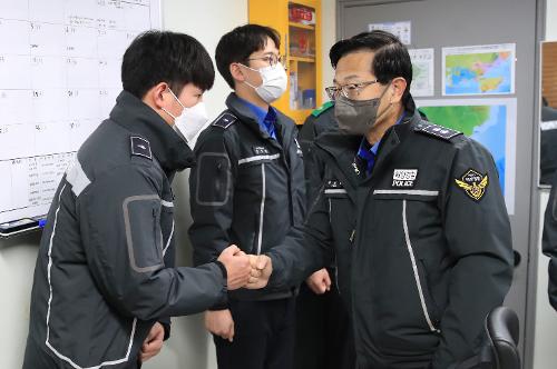 윤성현 남해해경청장, 2022년 새해 해맞이 안전관리 현장 방문 2