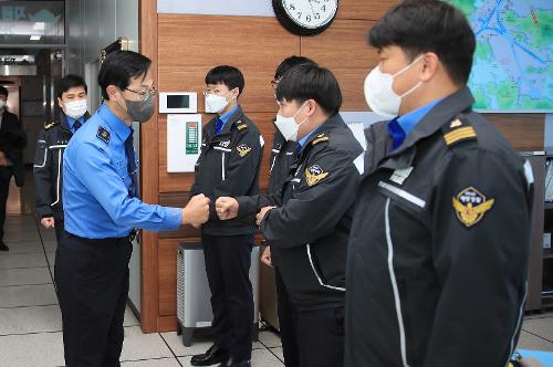 윤성현 남해지방해양경찰청장, 마산파출소 및 마산항VTS 현장 방문 4