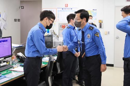 윤성현 남해지방해양경찰청장, 마산파출소 및 마산항VTS 현장 방문 1