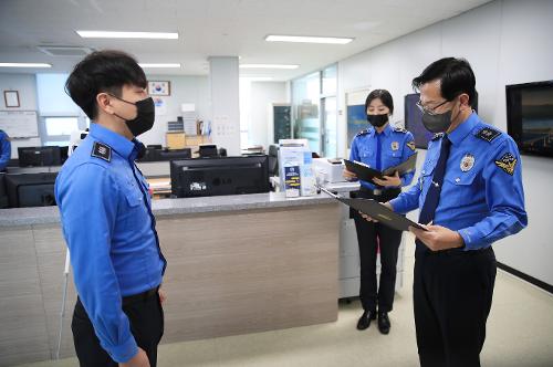 윤성현 남해지방해양경찰청장, 마산파출소 및 마산항VTS 현장 방문 3