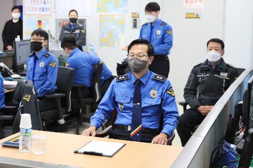 윤성현 남해지방해양경찰청장, 마산파출소 및 마산항VTS 현장 방문 2