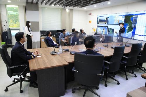 남해지방해양경찰청, 국립해양조사원과 협력 강화를 위한 토의 1