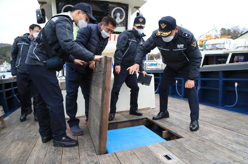 윤병두 남해지방해양경찰청장 신항파출소, 신항VTS 점검 사진2