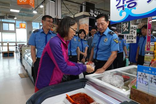 남해해경청, ‘수산물 소비 촉진’ 자갈치 수산시장 방문