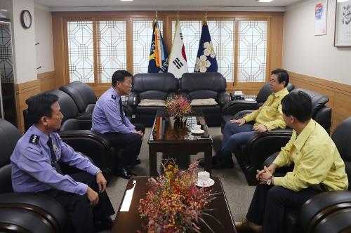 김영춘 해양수산부장관 태풍 대비상황 점검 및 비상근무자 격려 4