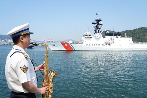 한·미·일 해상 수색구조 연합훈련 USCGC 입항 환영식 사진1
