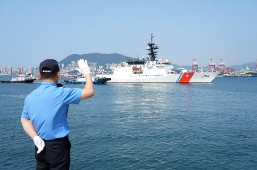 한·미·일 해상 수색구조 연합훈련 USCGC 입항 환영식 사진2