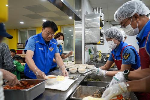 추석 명절을 앞두고 자성대 노인복지관에서 무료 급식 배식 봉사활동에 참여한 남해해경청 청장 및 직원들
