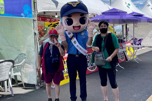 (220722)사천해경, 삼천포항 전어축제에서 구명조끼 입기 실천 운동 캠페인 펼쳐 사진1