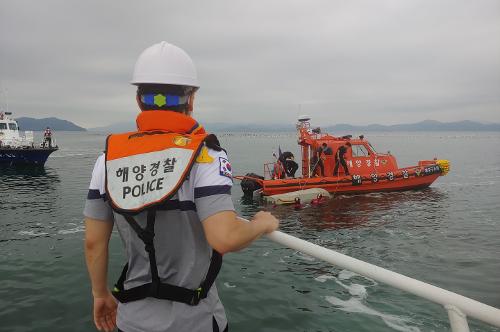 (220725)사천해경_ 주말 모터보트 전복사고 발생..인명사고 없어 사진3