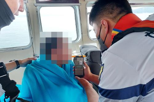 (220725)사천해경_ 주말 모터보트 전복사고 발생..인명사고 없어 사진1